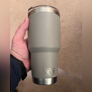 Yeti Sharptail Taupe 30oz Rambler with Maglsider